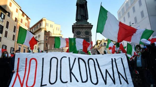 I sovranisti delle ''Mascherine tricolori'' a Roma contro il lockdown