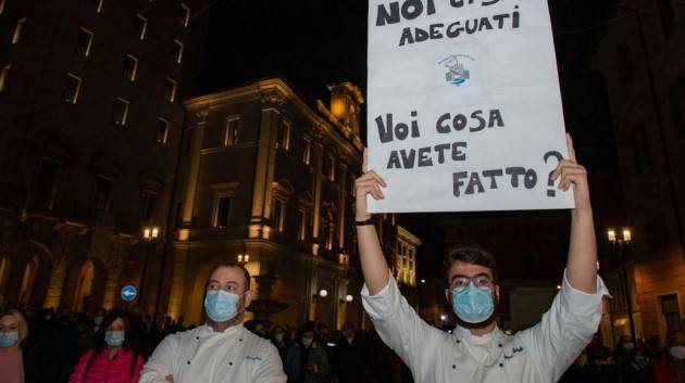 Perché nessuno (Irlanda a parte) ha un piano di convivenza con il virus?