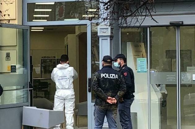 MILANO - SPETTACOLARE RAPINA IN BANCA IN PIAZZA ASCOLI - FOTO