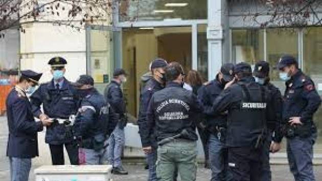 Rapina a Milano, ladri entrati e usciti da un buco nel pavimento