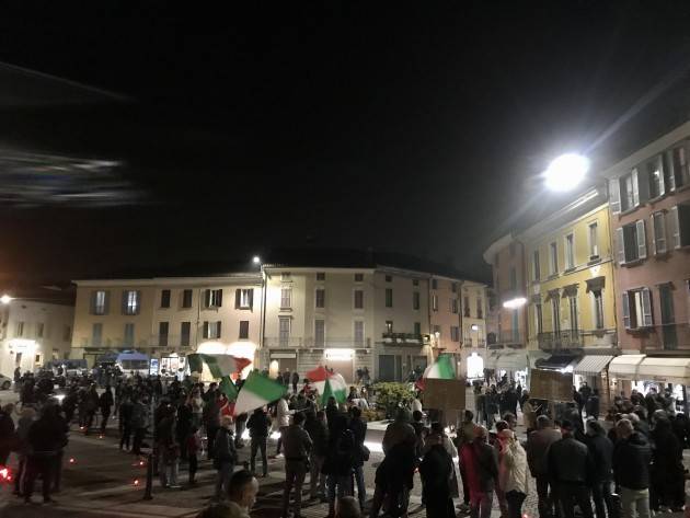 CREMA - MANIFESTAZIONE CONTRO LE MISURE DEI DPCM ''UNA SCONFITTA PER TUTTI I SETTORI LAVORATIVI'' - FOTO E VIDEO 