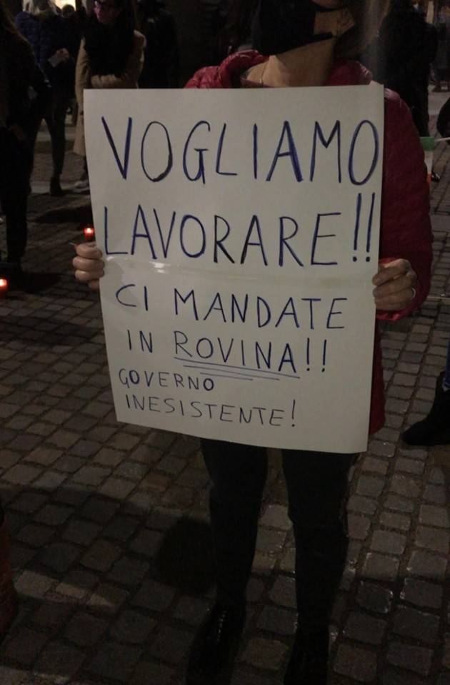 CREMA - MANIFESTAZIONE CONTRO LE MISURE DEI DPCM ''UNA SCONFITTA PER TUTTI I SETTORI LAVORATIVI'' - FOTO E VIDEO 