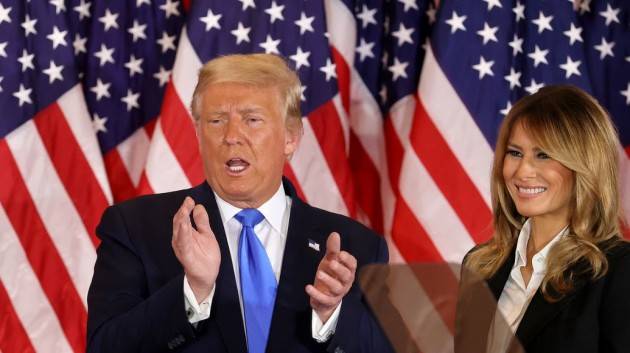 Trump per e-mail ai suoi seguaci: ''Ci stanno rubando le elezioni,''