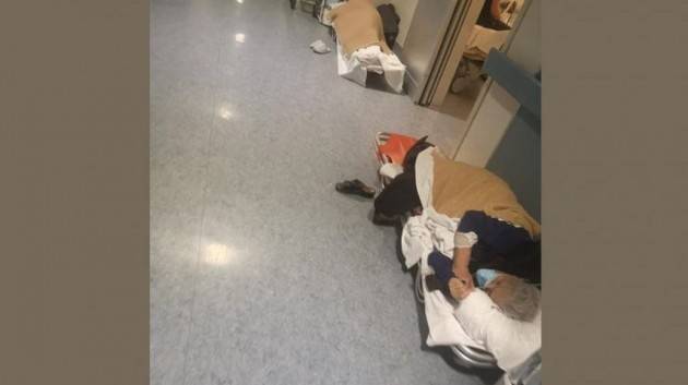In ospedale a Rivoli spuntano anziani a terra su barelle da campo