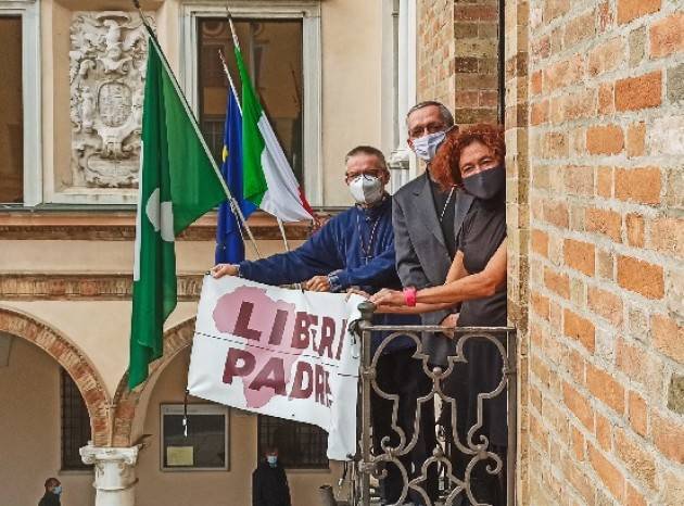 Crema padre Gigi Maccalli riceve salla sindaca Bonaldi lo striscione che chiedeva la sua liberazione