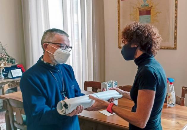 Crema padre Gigi Maccalli riceve salla sindaca Bonaldi lo striscione che chiedeva la sua liberazione