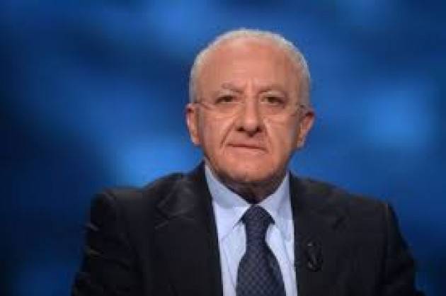 De Luca: ''Si va verso un paradosso: chi oggi non chiude si bloccherà a Natale''