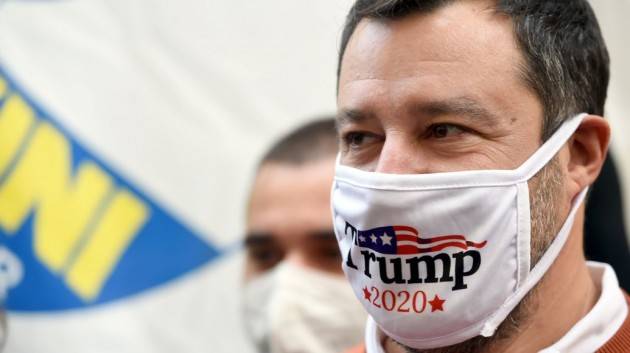 Salvini diffonde teorie cospirazioniste ampiamente screditate