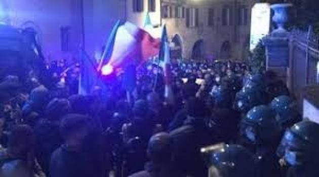 Questura denuncia 20 persone per corteo sotto casa di Gori