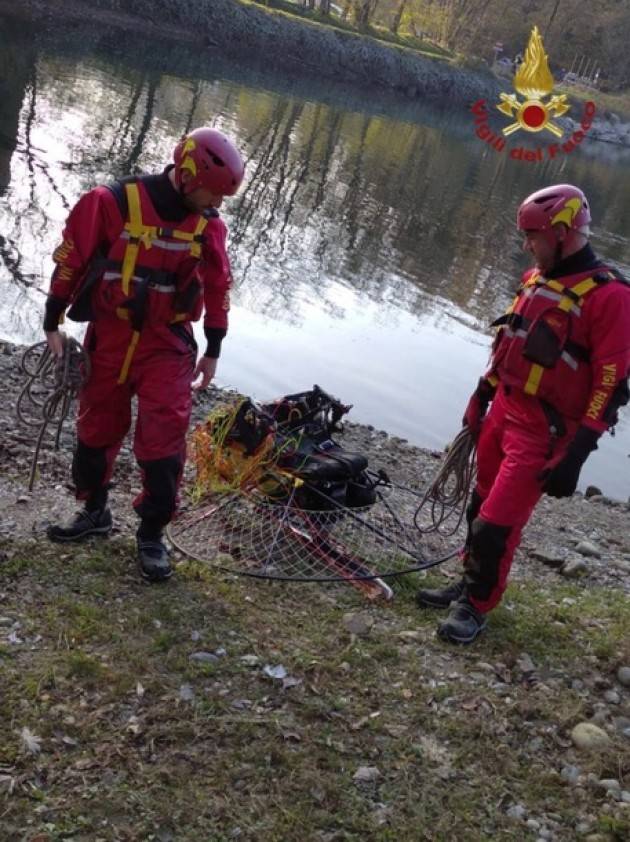 Cade con il parapendio, muore annegato nel Ticino