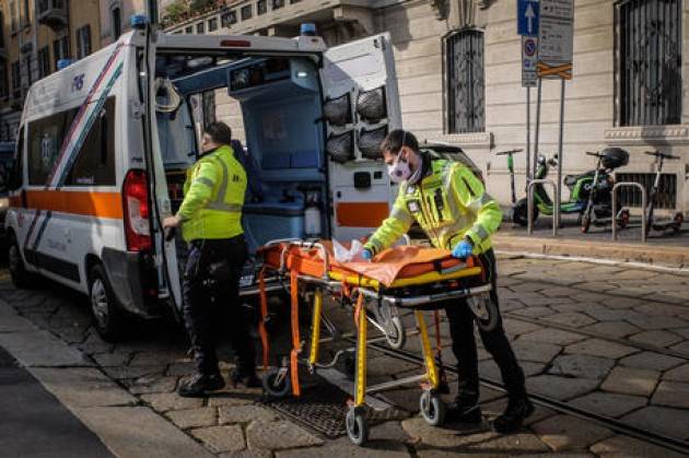 A Milano pazienti non gravi visitati sulle ambulanze