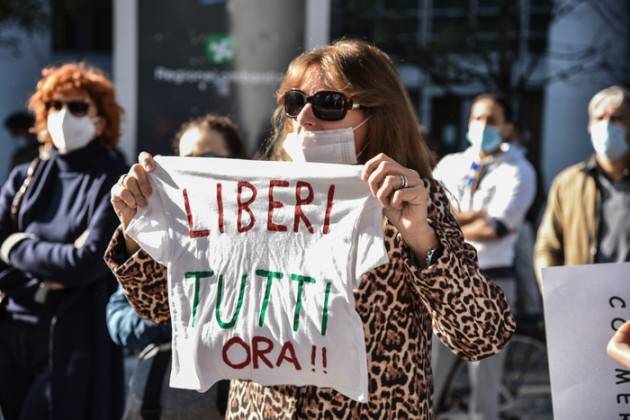 Protesta di 'Uniti si vince' sotto regione Lombardia