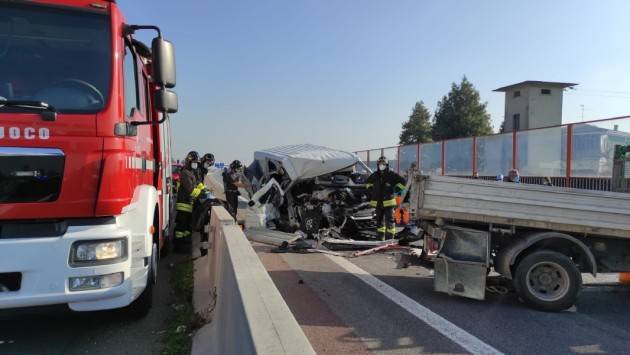 CREMA - SCHIANTO TRA FURGONE E CAMION: DUE FERITI - FOTO E VIDEO-