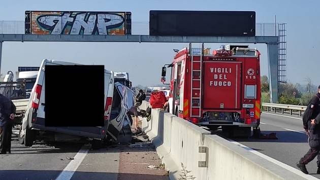 CREMA - SCHIANTO TRA FURGONE E CAMION: DUE FERITI - FOTO E VIDEO-