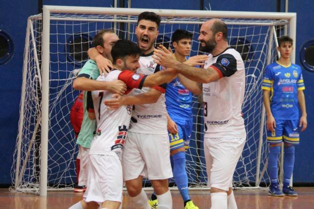 CALCIO A CINQUE: FERMIAMOCI! PRIMA DEL MATCH CON IL FOSSANO, IL VIDEOTON SI FERMA PER DUE MINUTI