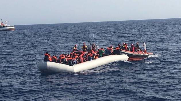 Affonda gommone con 100 persone