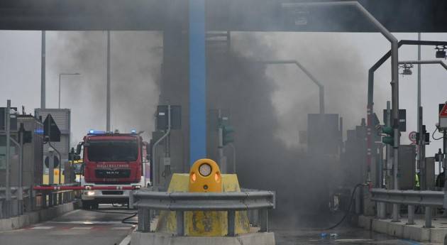 PAVIA - A FUOCO FURGONE AL CASELLO AUTOSTRADALE - FOTO