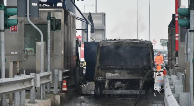 PAVIA - A FUOCO FURGONE AL CASELLO AUTOSTRADALE - FOTO