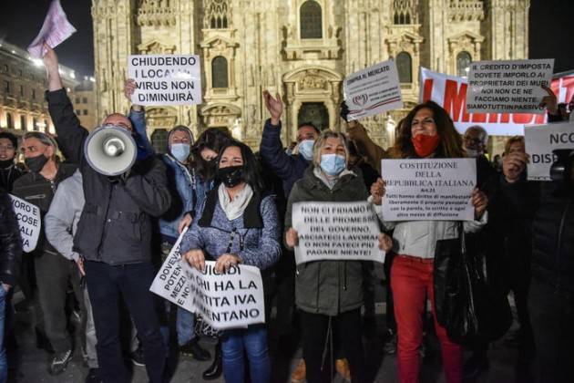 Sono  200 i ristoratori protestano in Duomo a Milano, ''vergogna''