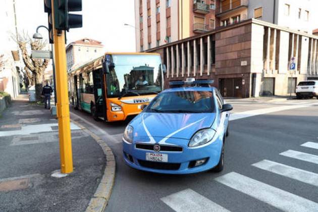 Festeggiano compleanno in casa, 8 multati a Brescia