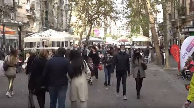 Napoli: folla e assembramenti in strada prima della zona rossa