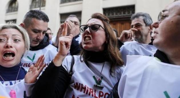 La #Whirlpool non si spegne! #Napoli non si spegne! #Napolinonmolla, le donne resistono!