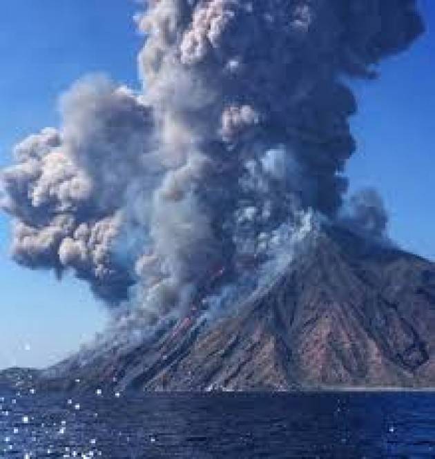 Stromboli Il vulcano ha svegliato l’isola con una forte esplosione ed un' alta nube nera e pioggia di cenere sulle case 