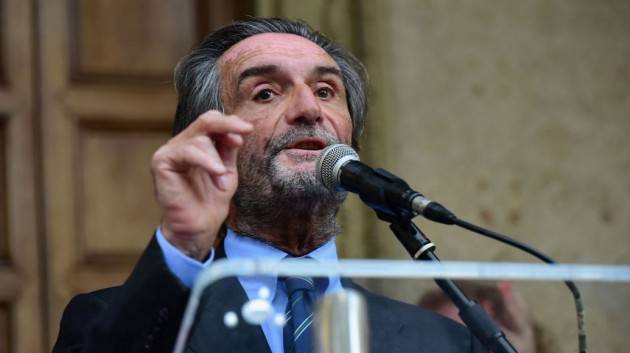 Fontana: ''Numeri della Lombardia sono da zona arancione'', i social insorgono