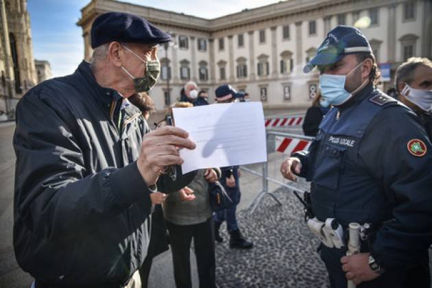 A Milano tendone in piazza Duomo, anziani in coda