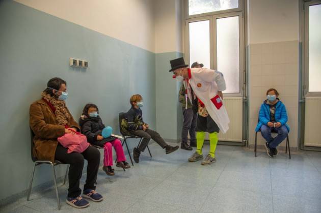 Clown e caramelle per i bimbi all'ospedale militare in coda per il vaccino autoinfluenzale baby