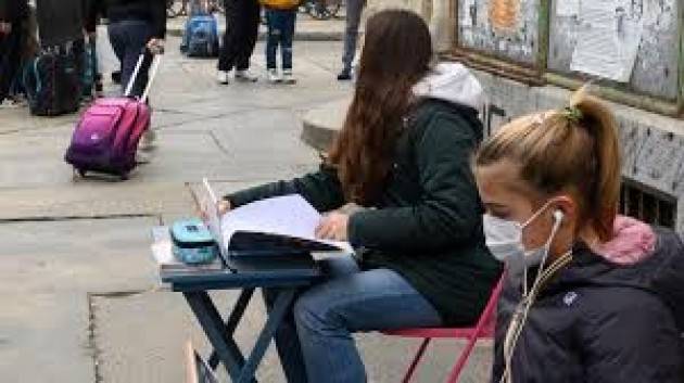 Scuola: gli studenti fanno lezione fuori scuola per protesta