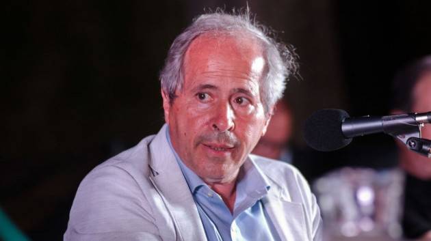 I dubbi di Crisanti sulle tempistiche del vaccino.