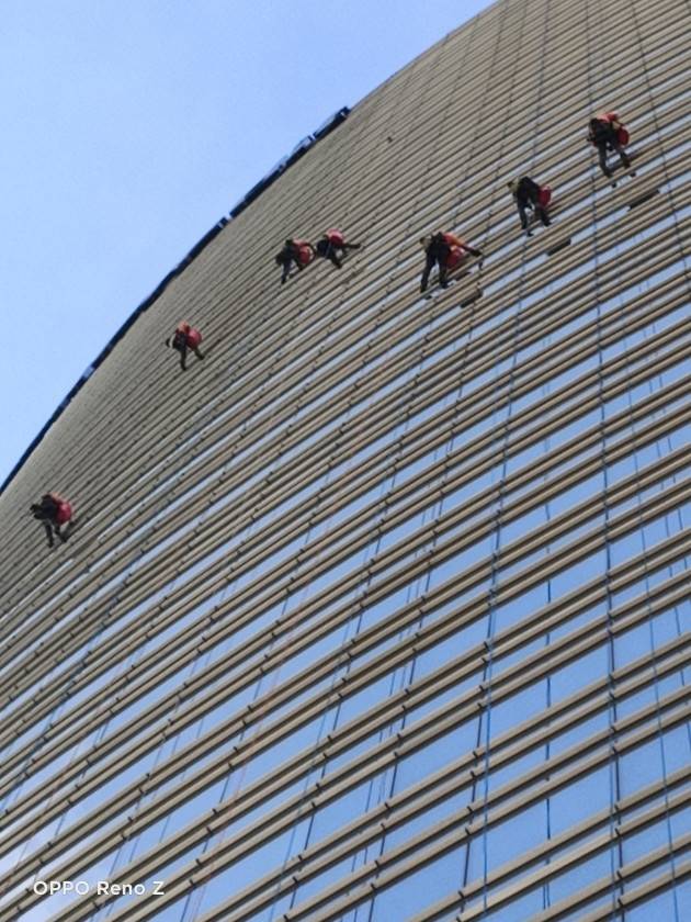 MILANO - LO SPETTACOLARE - E PAUROSO - LAVAGGIO DELLE VETRATE DEL GRATTACIELO UNICREDIT