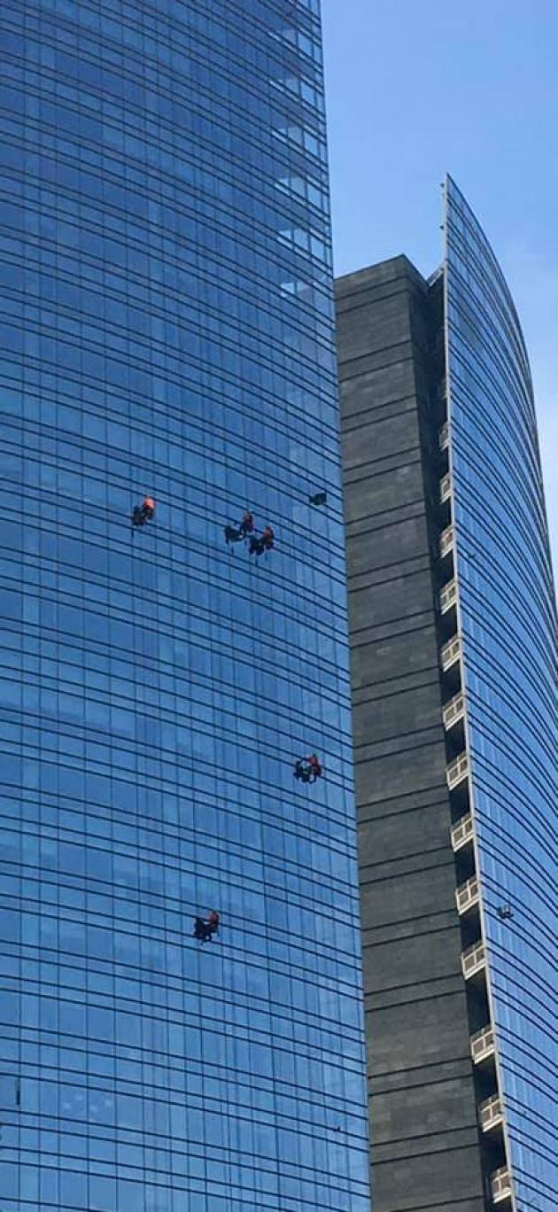 MILANO - LO SPETTACOLARE - E PAUROSO - LAVAGGIO DELLE VETRATE DEL GRATTACIELO UNICREDIT