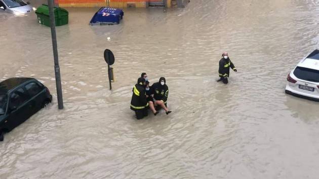 Nubifragio a Crotone, allagamenti e voragini nelle strade