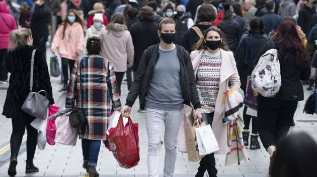 CTS: ''Controlli per shopping di Natale, altrimenti terza ondata''. OMS: ''Governi si organizzino''