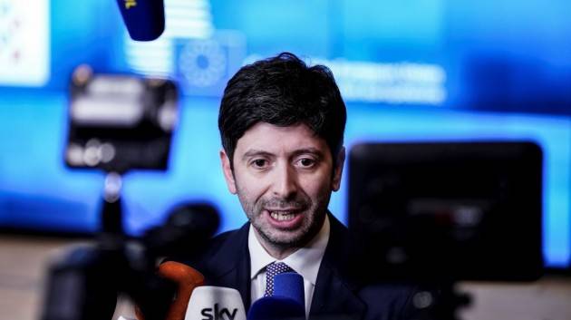 Speranza: ''Non ci sarà obbligo dall’inizio'' Renzi: ''Serve l’Esercito''