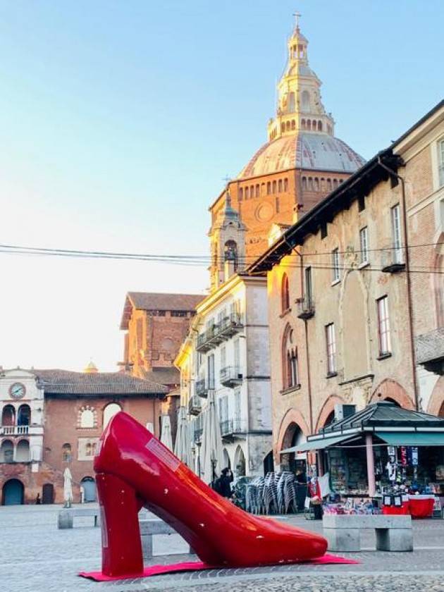 Violenza donne: panchine rosse a Comune e Università Pavia