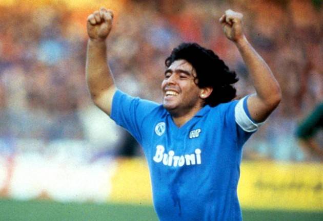 ADDIO PIBE DE ORO:  Il mondo di un calcio perduto piange Diego Armando Maradona