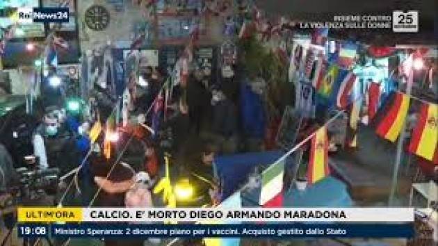 Napoli reagisce alla morte di Maradona con assembramenti. Zona rossa saltata?