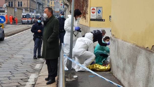 Uomo trovato morto davanti ospedale a Milano,