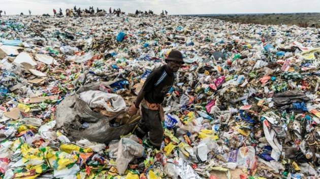 Cremona Pianeta Migranti. La plastica inquina? Mandiamola in Africa.