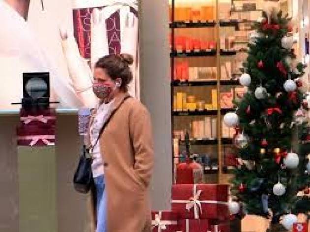 Sconti e regali di Natale, torna lo shopping a Milano