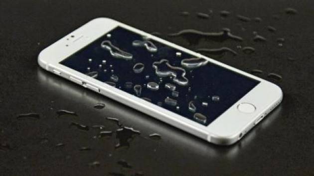 CODACONS CREMONA: I-PHONE RESISTENTE ALL’ACQUA? SANZIONE DA 10 MILIONI PER APPLE.