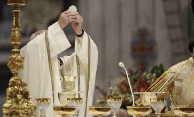 Natale, i vescovi: ''La messa sarà celebrata col popolo in piena sicurezza''