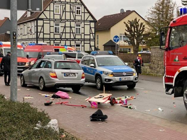 GERMANIA- AUTO TRAVOLGE PEDONI: DUE MORTI E 15 FERITI - AGGIORNAMENTI IN DIRETTA