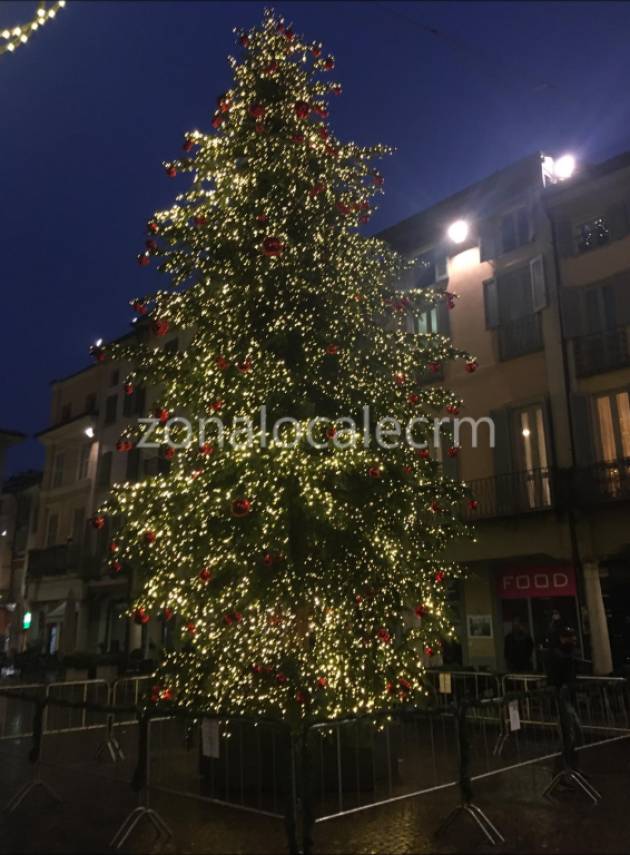 CREMA - ACCESO L'ALBERO IN PIAZZA DUOMO - FOTO