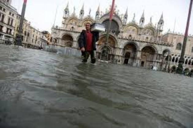 Acqua alta a Venezia ma il Mose non è attivo