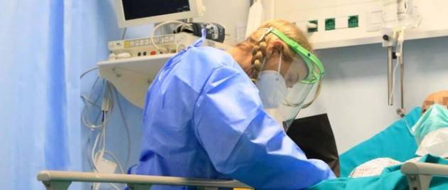''Una carezza a papà''. L'infermiera la fa