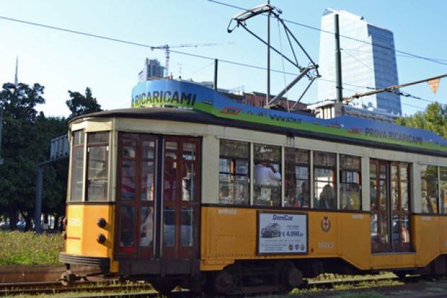 Tranviere sequestra e minaccia passeggeri a Milano, sospeso